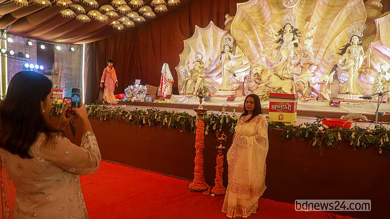 হিন্দুদের অন্যতম ধর্মীয় উৎসব দুর্গাপূজার সপ্তমীতে বনানী মণ্ডপে প্রতিমার সামনে দাঁড়িয়ে ছবি তোলেন ভক্ত-দর্শনার্থীরা।&amp;nbsp; ছবি: আব্দুল্লাহ আল মমীন