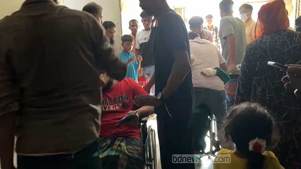 কক্সবাজারে রিসোর্টে আগুন: বেলকনি থেকে লাফ দিয়ে বাঁচেন চিকিৎসক দম্পতি