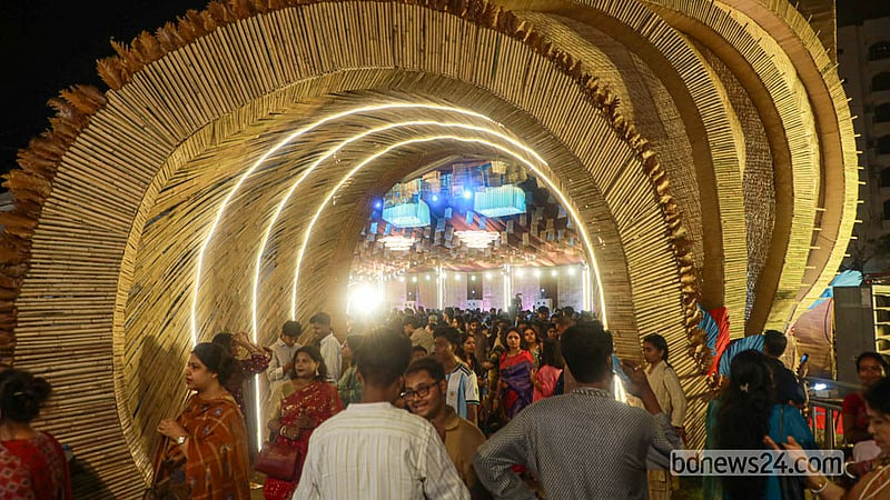 দুর্গাপূজার সপ্তমীতে ঢাকার বনানী মণ্ডপে শনিবার ভিড় করেন সনাতন ধর্মাবলম্বীরা।&amp;nbsp; ছবি: আব্দুল্লাহ আল মমীন