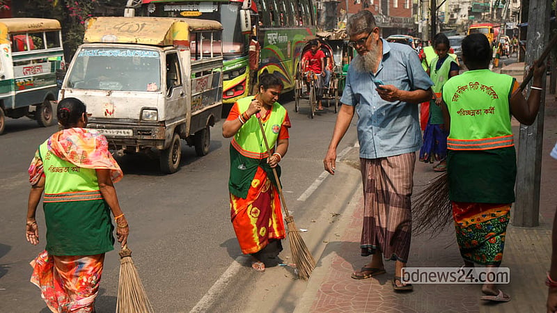 ডেঙ্গু নিয়ন্ত্রণে ডিএসসিসির ‘ক্লিনিং ডে’ অভিযান। শনিবার রাজধানীর টিকাটুলী এলাকায় ফুটপাত ঝাড়ু দিয়ে পরিচ্ছন্ন করেন ঢাকা দক্ষিণ সিটি করপোরেশনের কর্মীরা। ছবি: শামছুল হক রিপন