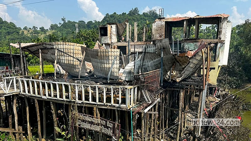 কক্সবাজারের পাটুয়ারটেক এলাকার শনিবার সকালে ভয়াবহ আগুনে ভস্মীভূত হয়েছে ‘টুপটুপ রেস্তো অ্যান্ড রিসোর্ট’। ভয়াবহ এ আগুনে ১০ জনের প্রাণহানি হয়েছে। ছবি: সৌরভ দেব