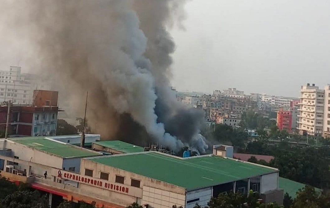 ইবনে সিনার ওষুধ কারখানার আগুন সোয়া ঘণ্টার মাথায় নিয়ন্ত্রণে