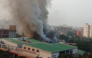 ইবনে সিনার ওষুধ কারখানার আগুন সোয়া ঘণ্টার মাথায় নিয়ন্ত্রণে