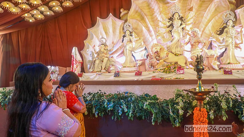ঢাকার বনানী মণ্ডপে দুর্গার প্রতিমায় প্রণাম করেন সনাতন ধর্মাবলম্বীরা।&amp;nbsp;&amp;nbsp; ছবি: আব্দুল্লাহ আল মমীন