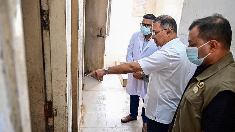 রাজধানীর উত্তরায় কুয়েত বাংলাদেশ মৈত্রী সরকারি হাসপাতালে শনিবার পরিদর্শনে যান প্রধানমন্ত্রী তারেক রহমান। ছবি: পিএমও
