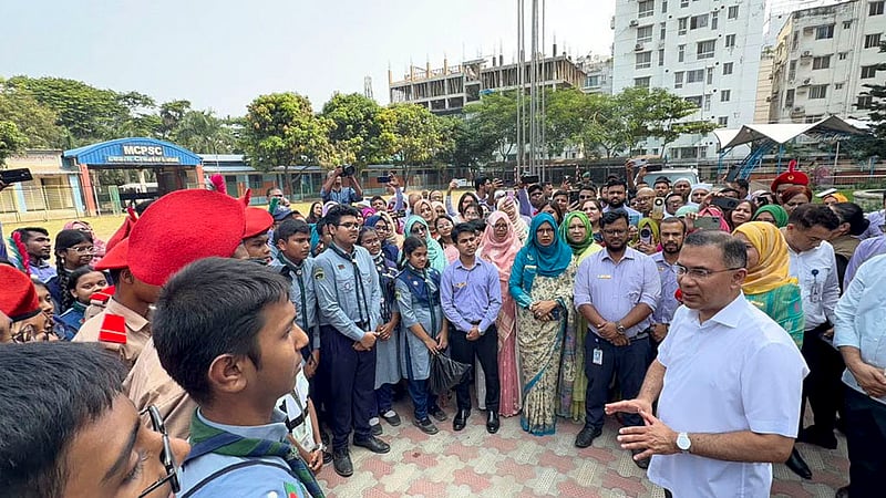 রাজধানীর মিরপুর ক্যান্টনমেন্ট পাবলিক স্কুল ও কলেজে শনিবার পরিদর্শনে গিয়ে শিক্ষক ও শিক্ষার্থীদের সঙ্গে কথা বলেন প্রধানমন্ত্রী তারেক রহমান। ছবি: পিএমও