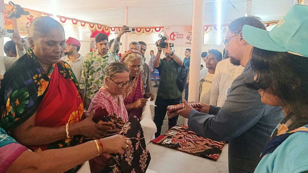 চট্টগ্রাম নগরীতে বিদ্যানন্দের ‘৫ টাকার পূজার বাজার’