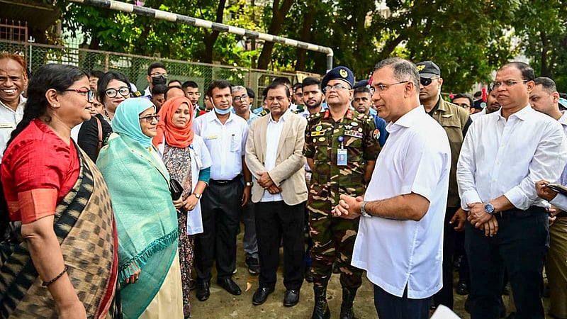রাজধানীর উত্তরায় শনিবার রাজউক উত্তরা মডেল কলেজে আকস্মিক পরিদর্শনে গিয়ে শিক্ষকদের সঙ্গে কথা বলেন প্রধানমন্ত্রী তারেক রহমান। ছবি: পিএমও