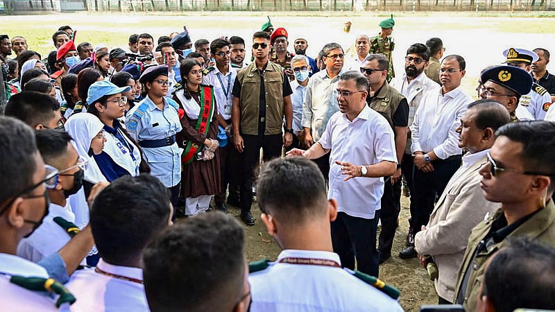 রাজধানীর উত্তরায় শনিবার রাজউক উত্তরা মডেল কলেজে আকস্মিক পরিদর্শনে গিয়ে শিক্ষার্থীদের সঙ্গে কথা বলেন প্রধানমন্ত্রী তারেক রহমান। ছবি: পিএমও