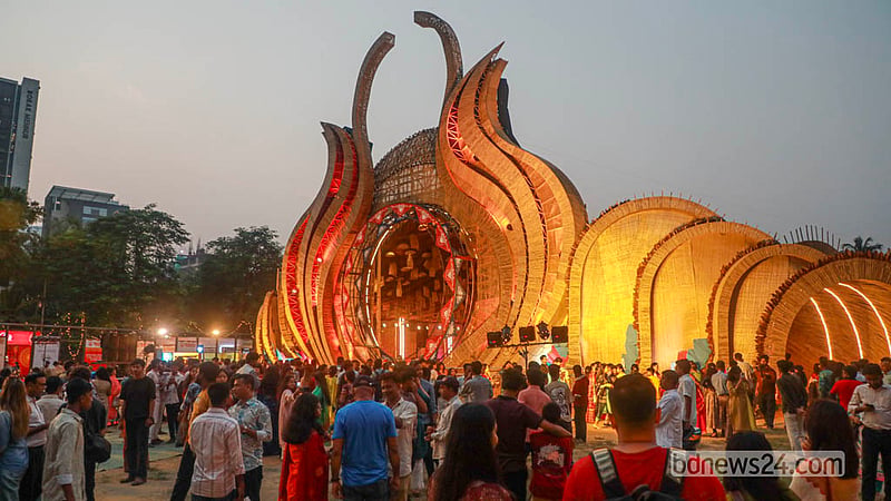 দুর্গাপূজার সপ্তমীতে ঢাকার বনানী মণ্ডপে শনিবার ভিড় করেন সনাতন ধর্মাবলম্বীরা।&amp;nbsp; ছবি: আব্দুল্লাহ আল মমীন