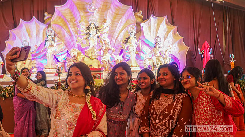 দুর্গাপূজার সপ্তমীতে ঢাকার বনানী পূজামণ্ডপে এসে ছবি তোলেন অনেক দর্শনার্থী। &amp;nbsp;&amp;nbsp;ছবি: আব্দুল্লাহ আল মমীন