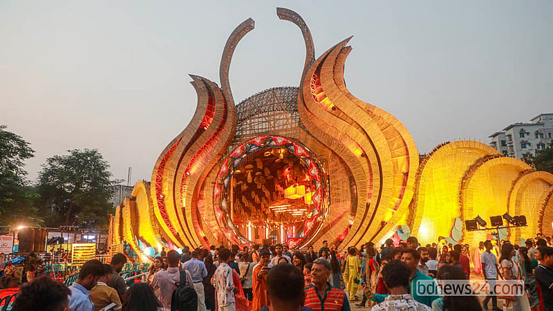 বরাবরের মতো এবারও বাংলার রূপসী জলনির্ভর জীবন আর দেবী দুর্গার মাতৃরূপের অপূর্ব সমন্বয়ে সেজেছে গুলশান-বনানী সার্বজনীন পূজা ফাউন্ডেশনের পূজামণ্ডপ।&amp;nbsp; ছবি: আব্দুল্লাহ আল মমীন