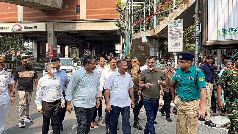রাজধানীর মিরপুর-১০ এলাকার হকারমুক্ত ফুটপাথ শনিবার পরিদর্শন করেন প্রধানমন্ত্রী তারেক রহমান। ছবি: পিএমও