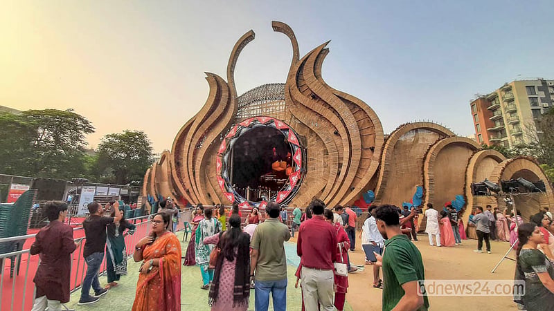 বরাবরের মতো এবারও বাংলার রূপসী জলনির্ভর জীবন আর দেবী দুর্গার মাতৃরূপের অপূর্ব সমন্বয়ে সেজেছে গুলশান-বনানী সার্বজনীন পূজা ফাউন্ডেশনের পূজামণ্ডপ।&amp;nbsp; ছবি: আব্দুল্লাহ আল মমীন