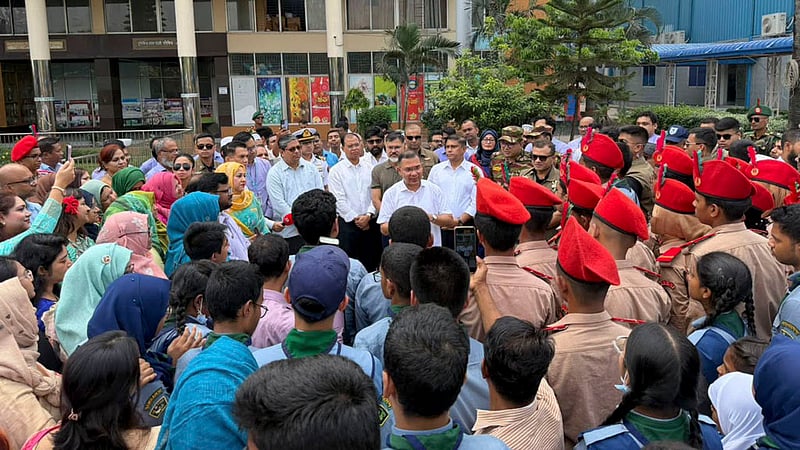 রাজধানীর মিরপুর ক্যান্টনমেন্ট পাবলিক স্কুল ও কলেজে শনিবার পরিদর্শনে গিয়ে শিক্ষক ও শিক্ষার্থীদের সঙ্গে কথা বলেন প্রধানমন্ত্রী তারেক রহমান। ছবি: পিএমও