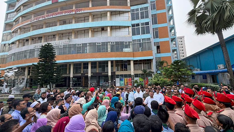 রাজধানীর মিরপুর ক্যান্টনমেন্ট পাবলিক স্কুল ও কলেজ শনিবার পরিদর্শন করেন প্রধানমন্ত্রী তারেক রহমান। ছবি: পিএমও