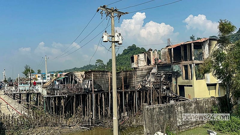 কক্সবাজারের পাটুয়ারটেক এলাকার শনিবার সকালে ভয়াবহ আগুনে ভস্মীভূত হয়েছে ‘টুপটুপ রেস্তো অ্যান্ড রিসোর্ট’। ভয়াবহ এ আগুনে ১০ জনের প্রাণহানি হয়েছে। ছবি: সৌরভ দেব