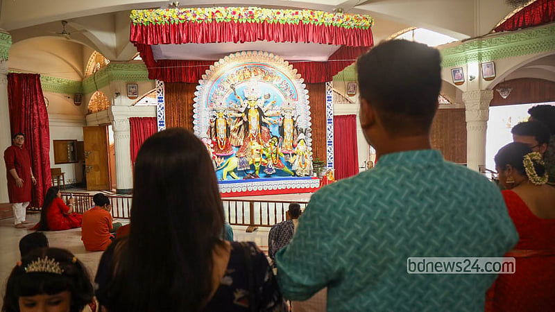 ঢাকার রামকৃষ্ণ মিশন ও মঠের পূজামণ্ডপে নবপত্রিকা প্রবেশ ও স্থাপন শেষে দেবীর চরণে অঞ্জলি দিচ্ছেন সনাতন ধর্মাবলম্বী পুণ্যার্থীরা। ছবি: শামছুল হক রিপন