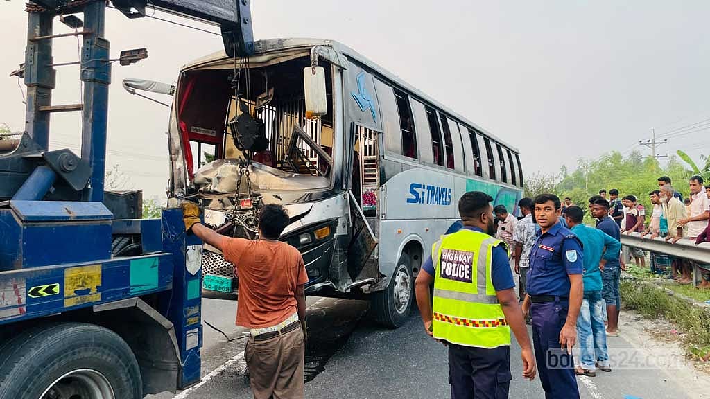 টাঙ্গাইলে বাইক ও পিকআপকে বাসের ধাক্কা, নিহত বেড়ে ৩