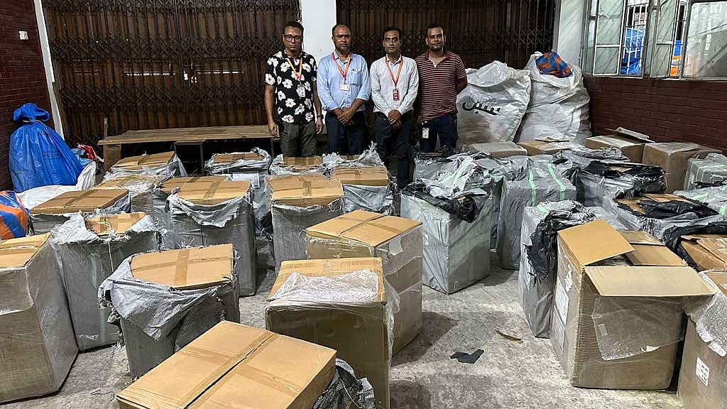 ঢাকা ও চট্টগ্রাম বিমানবন্দরে অভিযান, সোয়া ৩ কোটি টাকার সোনা, মদ উদ্ধার