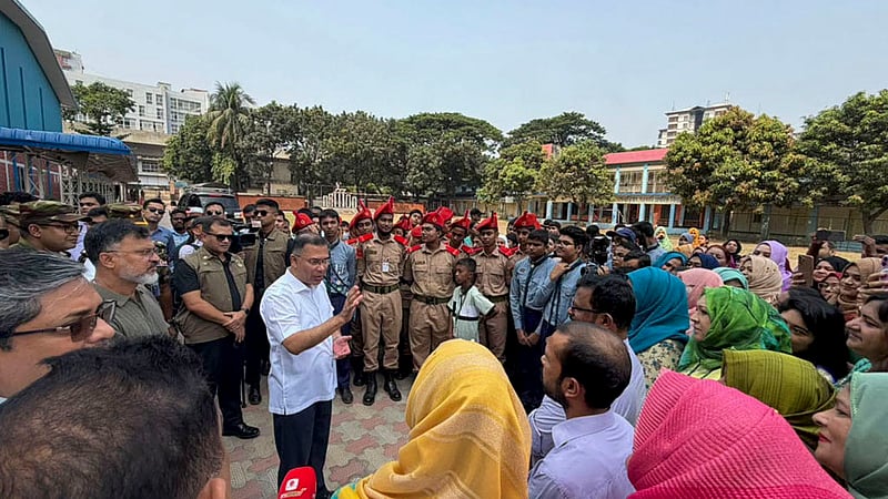 রাজধানীর মিরপুর ক্যান্টনমেন্ট পাবলিক স্কুল ও কলেজে শনিবার পরিদর্শনে গিয়ে শিক্ষক ও শিক্ষার্থীদের সঙ্গে কথা বলেন প্রধানমন্ত্রী তারেক রহমান। ছবি: পিএমও