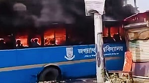 আগুনে পুড়ল জগন্নাথ বিশ্ববিদ্যালয়ের বাস