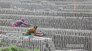 কাজে ফিরেছে ইটভাটা