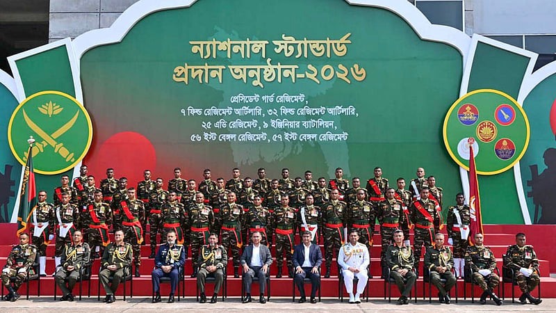 সাভার সেনানিবাসে রোববার ন্যাশনাল স্ট্যান্ডার্ড বিতরণ অনুষ্ঠানে প্রধানমন্ত্রী তারেক রহমানের সঙ্গে ফটোসেশনে অংশগ্রহণ করেন সাতটি ব্যাটালিয়ন ও রেজিমেন্টের দস্যরা। ছবি: পিআইডি