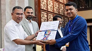 ‘ইয়ুথ ভলান্টিয়ার অ্যাওয়ার্ড’ পেলেন ঝালকাঠির আরিফুর রহমান