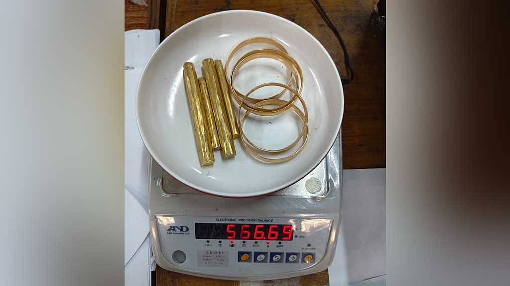 শাহ আমানতে যাত্রীর কাছে মিলল কোটি টাকার স্বর্ণ