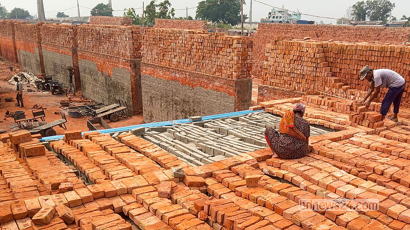 কেরাণীগঞ্জের জাজিরা এলাকার ইটভাটায় নারী শ্রমিকও কাজ করেন।&amp;nbsp; ছবি: আব্দুল্লাহ আল মমীন