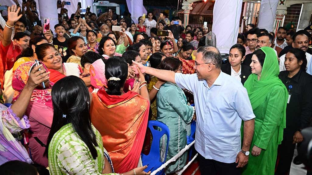 মহাখালী ও বনানী পূজা মণ্ডপ ঘুরে দেখলেন প্রধানমন্ত্রী