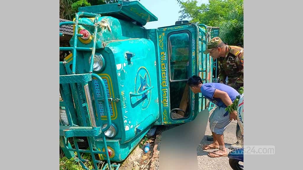 সাজেক থেকে ফেরার পথে গাড়ি উল্টে ৭ পর্যটক আহত