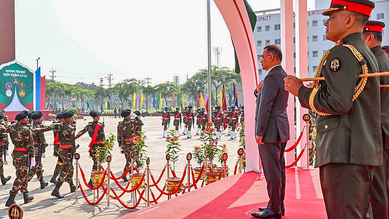সাভার সেনানিবাসে রোববার ন্যাশনাল স্ট্যান্ডার্ড বিতরণের কুচকাওয়াজে সালাম গ্রহণ করেন প্রধানমন্ত্রী তারেক রহমান। ছবি: পিআইডি