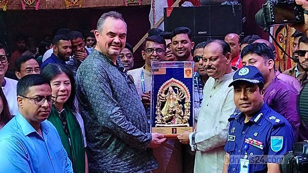নারায়ণগঞ্জে পূজামণ্ডপ ঘুরে দেখলেন মার্কিন রাষ্ট্রদূত, চা খেলেন বোস কেবিনে