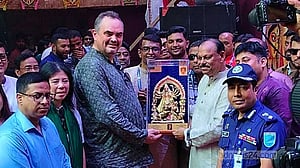 নারায়ণগঞ্জে পূজামণ্ডপ ঘুরে দেখলেন মার্কিন রাষ্ট্রদূত, চা খেলেন বোস কেবিনে