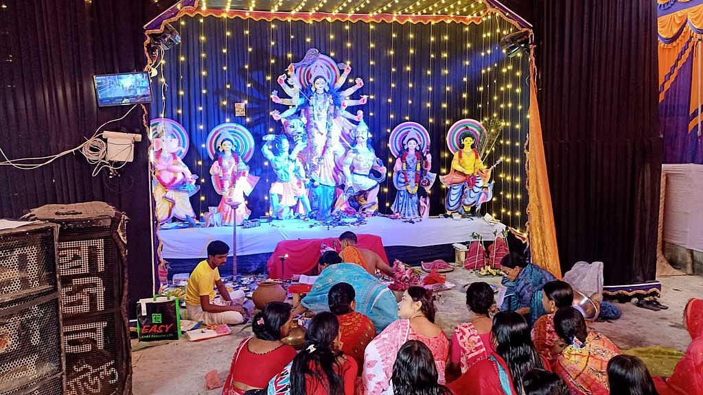 শেরপুরে মহাঅষ্টমী ও সন্ধি পূজায় ঢাকের বাদ্য, উলুধ্বনিতে মুখরিত মন্ডপ