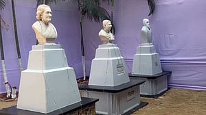 প্রধানমন্ত্রী আসছেন, রং লাগল ব্রিটিশবিরোধী বিপ্লবীদের আবক্ষ মূর্তিতে