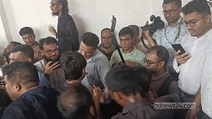 ইশরাকের সংবাদ সম্মেলনে হট্টগোল-হাতাহাতি, ফোন উধাও