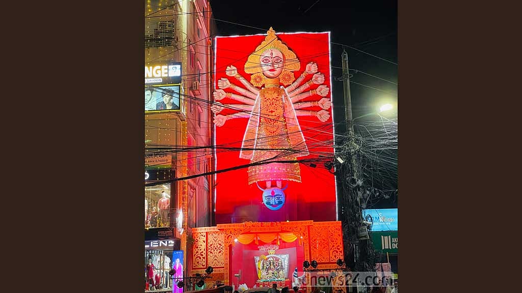 রাজশাহীতে ৪৫ ফুটের দুর্গাপ্রতিমা, দেখতে দর্শনার্থীদের ভিড়