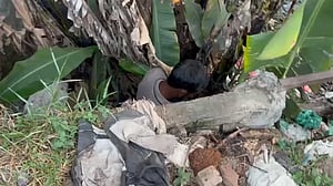 গেণ্ডারিয়ার ঘুণ্টিঘর: দেয়ালের একপাশে অভিযান, অন্যপাশে চলছিল মাদক সেবন