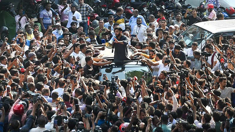 অস্ত্র হাতে ‘মাদকবিরোধী অভিযান’ নিয়ে বিতর্কের জেরে পদত্যাগের ঘোষণা দেওয়ার পর জাতীয় প্রেস ক্লাব প্রাঙ্গণে হ্যান্ড মাইক হাতে নেতাকর্মীদের উদ্দেশ্যে বক্তব্য দেন ইশরাক হোসেন। ছবি: শামছুল হক রিপন