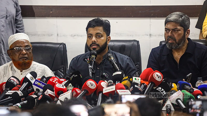 অস্ত্র হাতে ‘মাদকবিরোধী অভিযান’ নিয়ে বিতর্কের মধ্যে সোমবার দুপুরে জাতীয় প্রেস ক্লাবে সংবাদ সম্মেলন করে মুক্তিযুদ্ধবিষয়ক প্রতিমন্ত্রীর পদ থেকে ইস্তফার ঘোষণা দেন ইশরাক হোসেন।&amp;nbsp;ছবি: শামছুল হক রিপন&amp;nbsp;