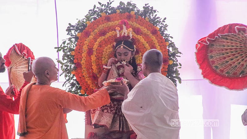 দুর্গাপূজার অষ্টমীতে সোমবার ঢাকার রামকৃষ্ণ মিশনে কুমারী রূপে দেবীর আসনে দেখা যায় এক শিশুকে। &amp;nbsp;&amp;nbsp;ছবি: শামছুল হক রিপন