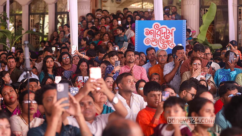 অষ্টমীতে সোমবার ঢাকার রামকৃষ্ণ মিশনে কুমারী পূজায় সনাতন ধর্মাবলম্বীদের ভিড়।&amp;nbsp; ছবি: শামছুল হক রিপন