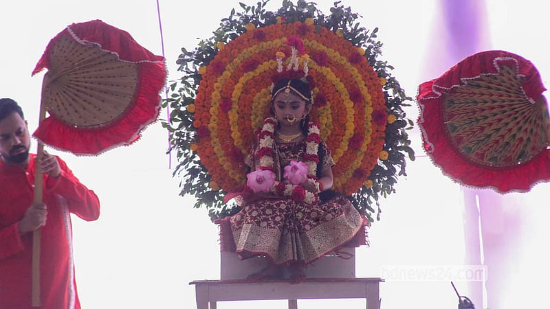 শারদীয় দুর্গোৎসবের অষ্টমীতে ঢাকার রামকৃষ্ণ মিশনে কুমারী পূজার আয়োজন করা হয়। &amp;nbsp;&amp;nbsp;ছবি: শামছুল হক রিপন