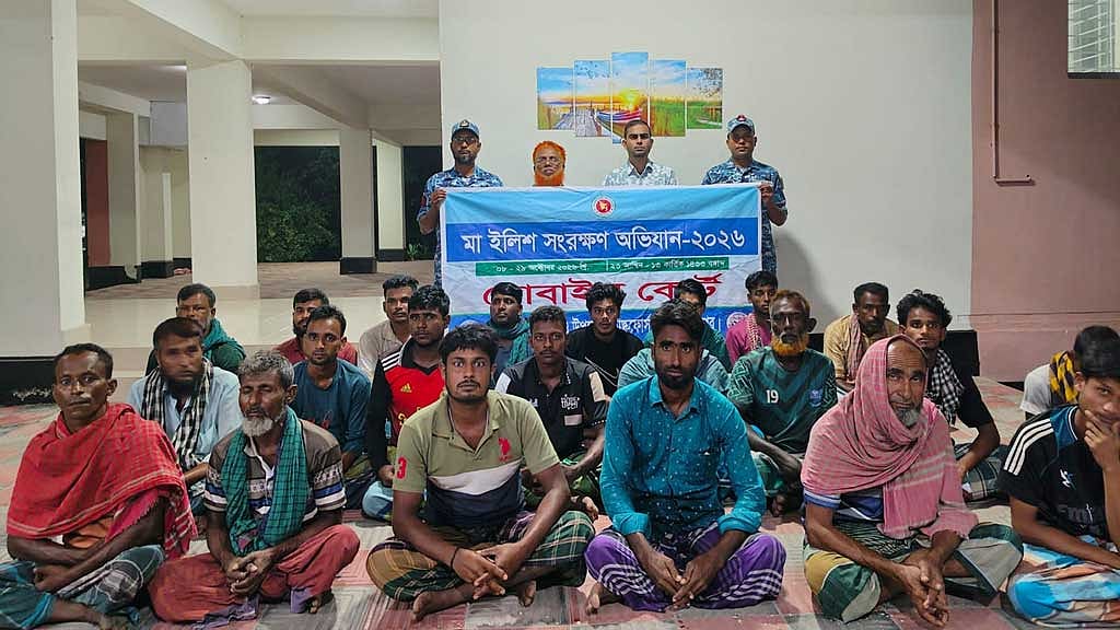 চাঁদপুরে নিষেধাজ্ঞার মধ্যে ইলিশ ধরায় ২২ জেলের কারাদণ্ড