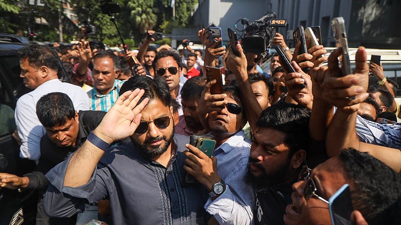 পদত্যাগের আনুষ্ঠানিক ঘোষণা দিতে সোমবার দুপুরে নেতাকর্মীদের সঙ্গে নিয়ে জাতীয় প্রেস ক্লাবে আসেন মুক্তিযুদ্ধবিষয়ক প্রতিমন্ত্রী ইশরাক হোসেন। &amp;nbsp;ছবি: শামছুল হক রিপন