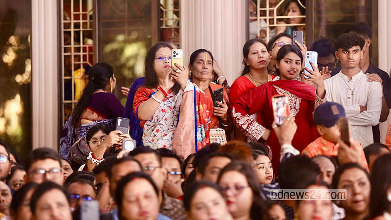 অষ্টমীতে সোমবার ঢাকার রামকৃষ্ণ মিশনে কুমারী পূজায় সনাতন ধর্মাবলম্বীদের ভিড়।&amp;nbsp; ছবি: শামছুল হক রিপন