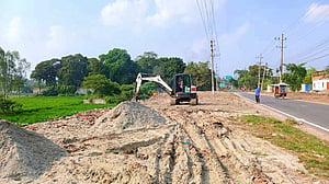 প্রধানমন্ত্রীর সফর ঘিরে সৈয়দপুরে সাজসজ্জা, বালুচাপা দেওয়া হল ময়লার ভাগাড়